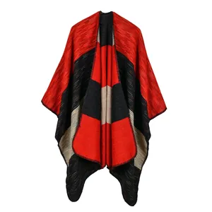 Dames gebreide sjaal van imitatiekasjmier met patchwork kleurvlakken in rood zwart grijs