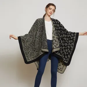 Détail du motif cachemire sur le châle réversible en tricot avec texture jacquard