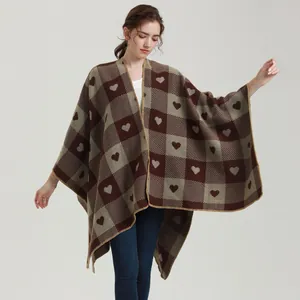 Damen Strickponcho mit braunem Herz-Schachbrettmuster und feiner Fransenkante