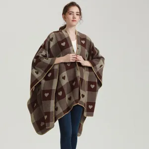 Damen Strickponcho für Herbst und Winter mit Karomuster, Herzmotiven und Häkelkanten