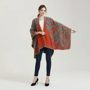 Detail van paisley-patroon op roestrode pashmina sjaal met netjes afgewerkte randen