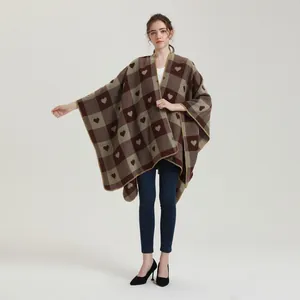 Detail eines weichen Strick-Ponchos mit klassischem braunem Herz-Karomuster-Texturdesign