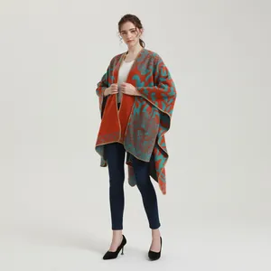 Detail van vintage oranje en groenblauwe jacquard gebreide sjaal met patroon en zoom
