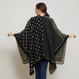 Châle en maille surdimensionné noir et beige avec motif paisley pour femme