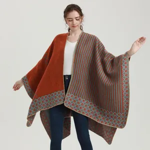 Mantella poncho in maglia a righe arancio e blu con motivi a rombi per donna autunno