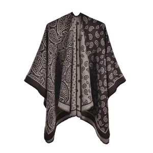 Châle poncho réversible tricoté avec motifs paisley contrastés marron et beige rétro