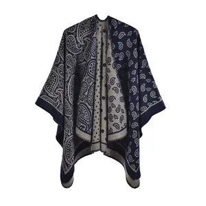 Détail du motif cachemire jacquard sur ce châle épais bleu marine réversible