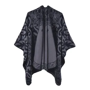 Detailopname van vintage paisley gebreide sjaal met dikke festonsteekranden en grijze stof