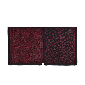 Détail du motif paisley rouge et noir sur un châle de voyage doux réversible