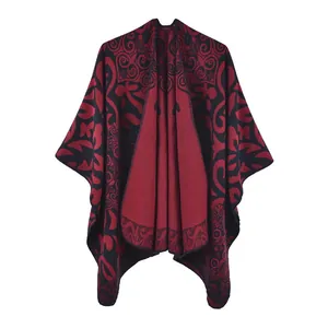 Detail van dikke gebreide stof met rode en zwarte vintage jacquard totempatronen
