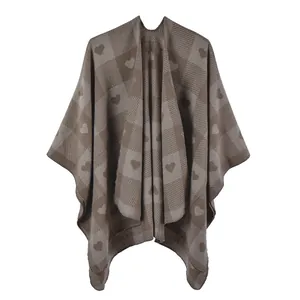 Detail aus weichem Kaschmir-Imitat mit Herzmuster und Twill-Textur auf Damen-Poncho