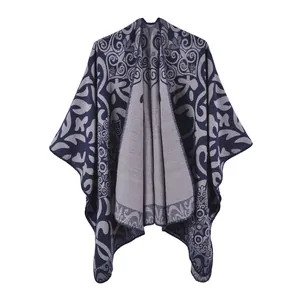Detail van bohemien jacquard gebreide sjaal met vintage paisley en geometrische patronen