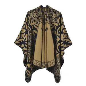 Detail van dikke faux kasjmier sjaal met barokpatronen en geometrische borduursels