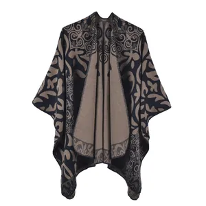 Detail van vintage bloemen-jacquardpatroon op dikke imitatie kasjmier poncho cape sjaal