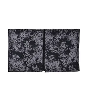 Détail du motif jacquard floral vintage sur un châle épais en noir et gris foncé