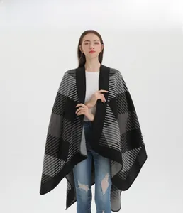 Détail de la maille et motif à blocs géométriques sur ce poncho chaud pour femme