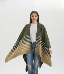 Gros plan d'un châle en tricot rayé vert olive et jaune avec détails de franges