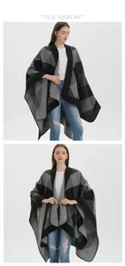 Vue détaillée du poncho en maille avec motif géométrique color-block noir et gris