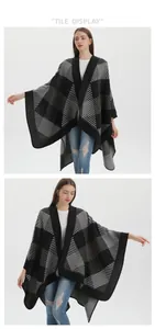 Détails du poncho en maille douce avec un motif géométrique noir et gris chiné