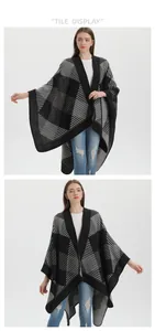 Détail de la texture géométrique à carreaux gris et noir sur un poncho en maille