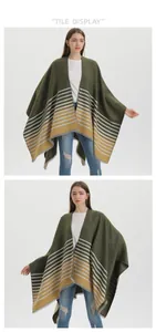 Détails du tricot d'un poncho rayé multicolore avec des bordures à franges