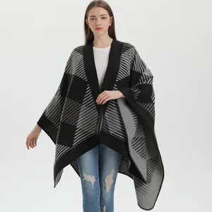 Détail d'un châle en tricot avec motifs géométriques à rayures gris et noir et texture douce