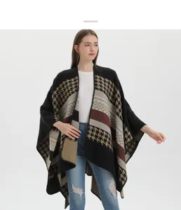 Détail du châle en maille douce avec pied-de-poule et rayures sur cape poncho chaude