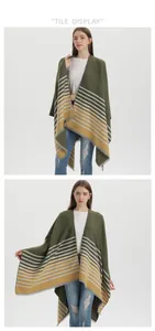 Détail d'un châle en tricot vert vintage avec rayures et bordures à franges fines