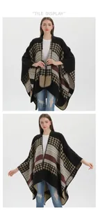Vue détaillée du motif pied-de-poule et des rayures sur une cape en tricot doux