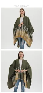 Vue détaillée du châle en tricot vert olive avec rayures jaunes et franges