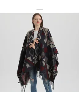 Détail d'un châle tricoté bohème avec motifs géométriques bleu, gris, rouge et franges