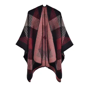 Détail des motifs géométriques et de la texture douce du poncho en maille automne-hiver