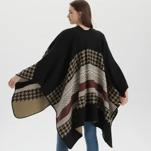 Détail de poncho en tricot vintage à rayures et pied-de-poule avec motifs variés