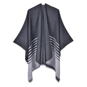 Détail de la maille douce et de l'ourlet rayé noir et blanc avec de fines franges