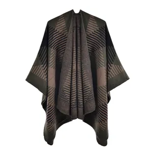 Détail de la maille géométrique et des bords renforcés du poncho d'hiver pour femme