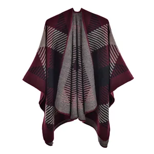 Gros plan d'un châle en tricot géométrique bordeaux et gris avec une texture douce