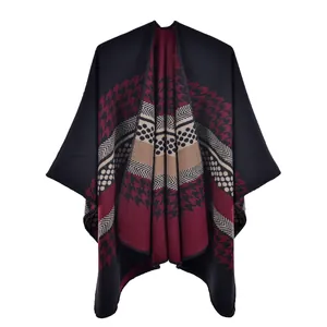 Détail du poncho en maille avec motifs pied-de-poule et textures géométriques colorées