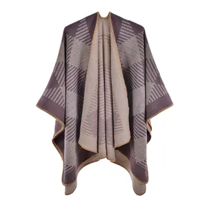 Détail du châle en tricot géométrique violet et beige avec bordure cousue pour l'hiver