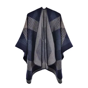 Détail du motif tricoté géométrique et texture douce du châle poncho bleu et gris