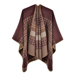 Détail de la texture d'un châle en maille pied-de-poule bordeaux et broderie de bord