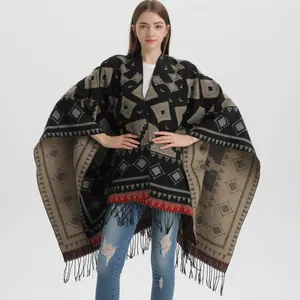 Poncho en maille bohème à motifs géométriques avec pompons pour l'automne et l'hiver