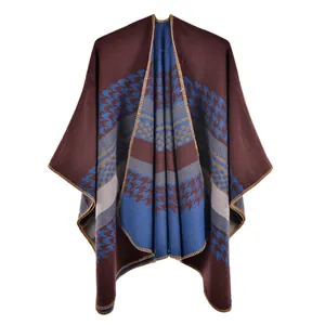 Détail de la cape en tricot avec motifs pied-de-poule et bordure en surjet propre