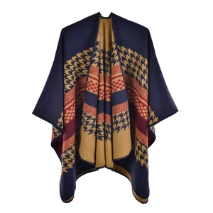 Détail du tissu en maille montrant les motifs pied-de-poule et géométriques sur un poncho
