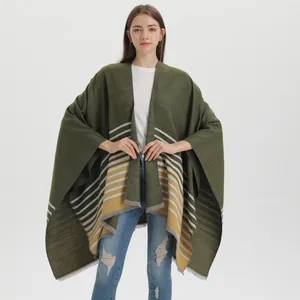 Poncho tricoté vert olive profond avec ourlet rayé jaune et franges pour femmes