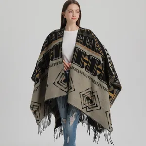 Poncho tricoté bohème avec motifs ethniques et bordure à franges pour voyage en plein air