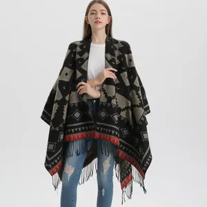 Poncho ethnique en tricot pour femme avec motifs géométriques et détails de franges