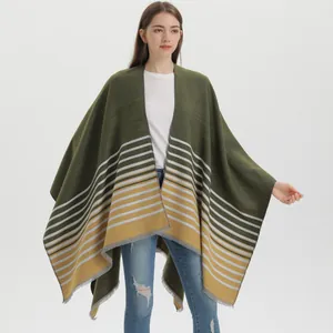 Châle en tricot rayé vert forêt et gingembre avec ourlet à franges pour femmes