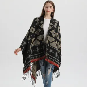 Gros plan du châle bohème en tricot avec motifs géométriques et longs pompons
