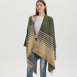 Châle en maille pour femme avec motif à rayures colorées et bordures à franges