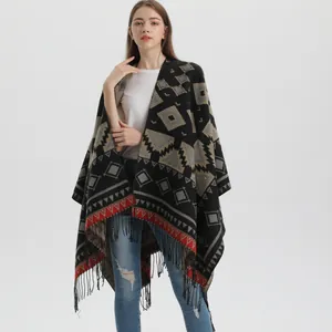 Poncho tricoté bohème à motifs géométriques avec bordure jacquard et franges